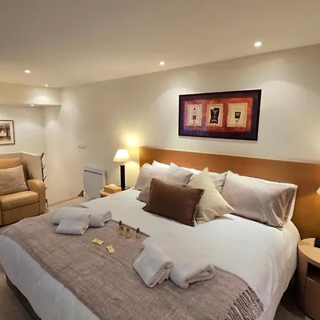 Apartment Chic Parisian Retreat Near Louvre, Cafes & Couture Paris