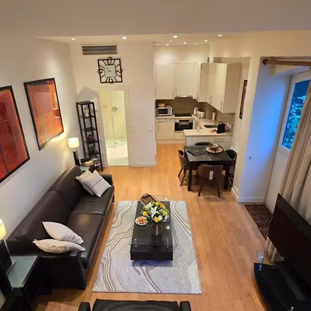 Apartment Chic Parisian Retreat Near Louvre, Cafes & Couture Paris