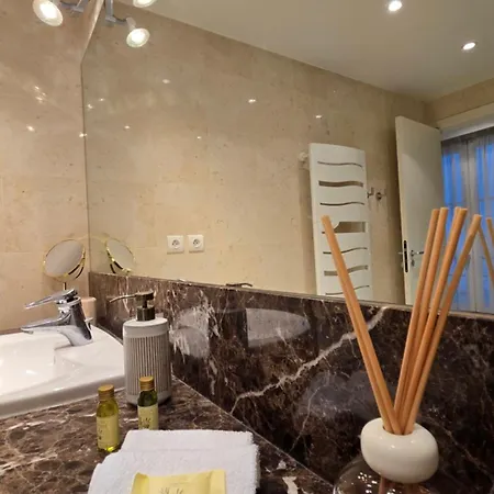 Apartment Chic Parisian Retreat Near Louvre, Cafes & Couture