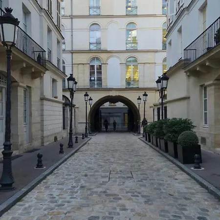 Apartment Chic Parisian Retreat Near Louvre, Cafes & Couture Paris