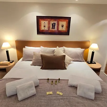 Chic Parisian Retreat Near Louvre, Cafes & Couture Apartment *